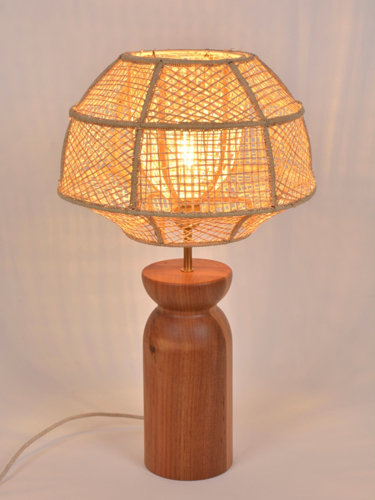 Lampe en bois et raphia naturel, Odyssée L