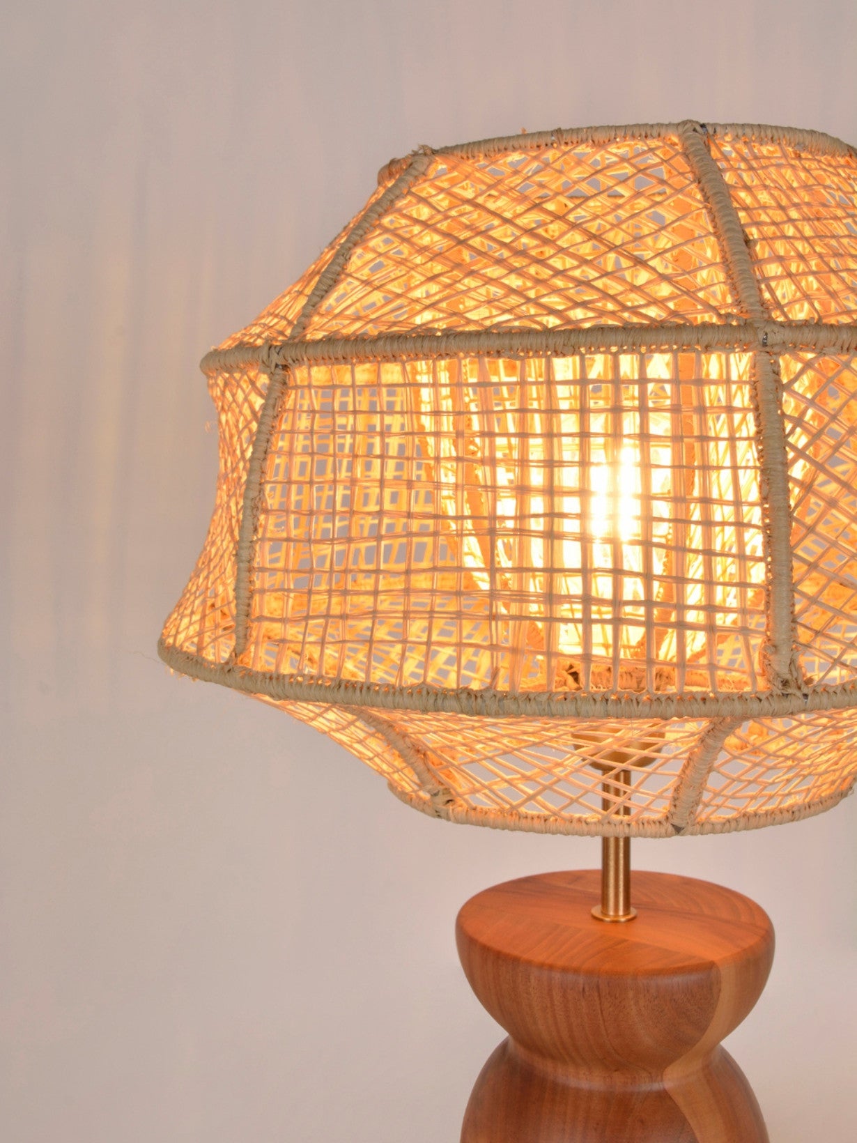 Lampe en bois et raphia naturel, Odyssée L