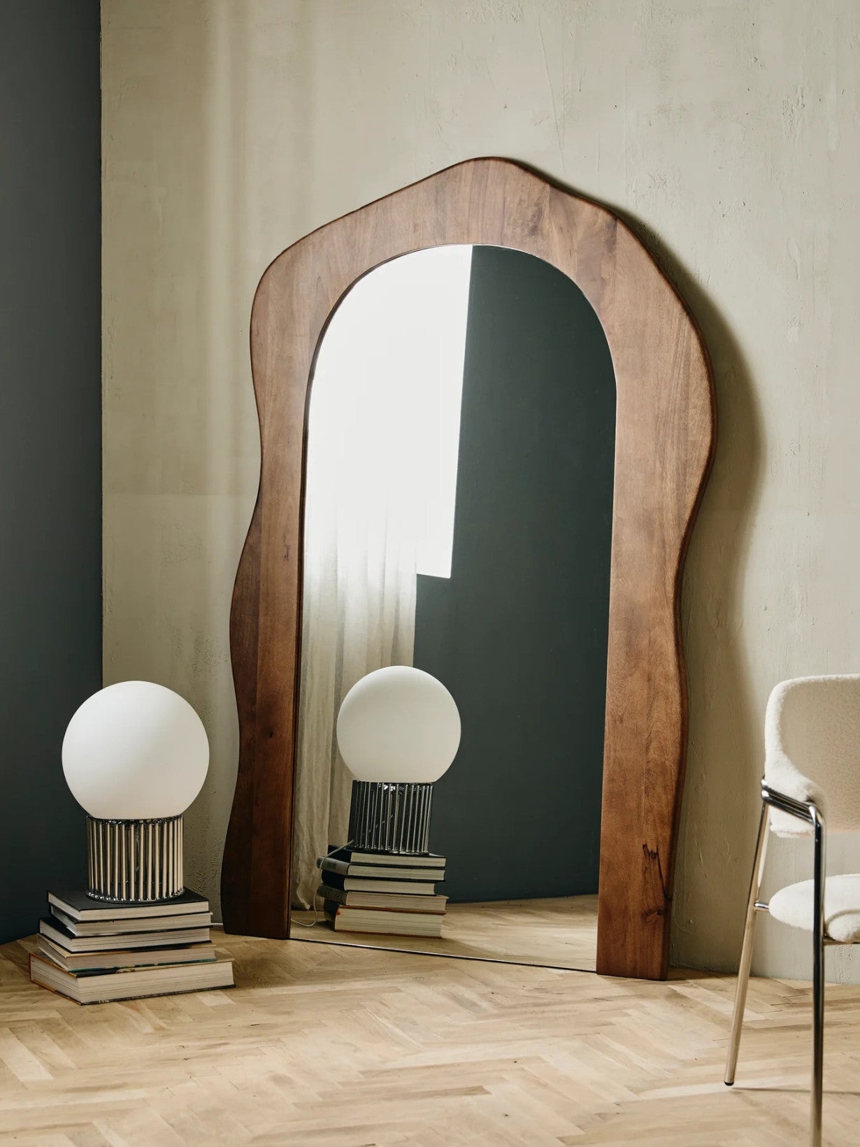 Miroir en bois asymétrique, Attila