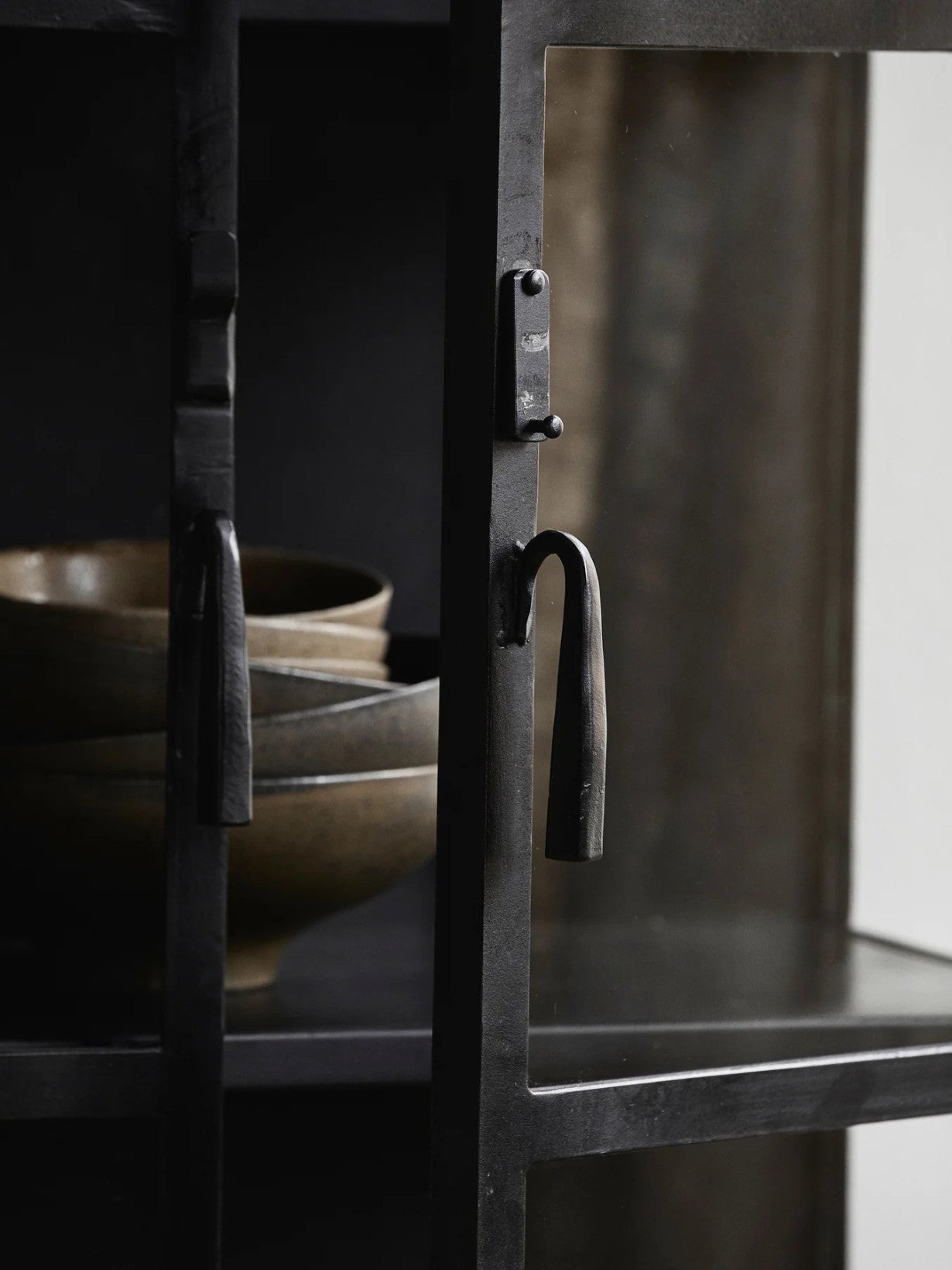 Armoire noire en fer 2 Portes, Phoenix
