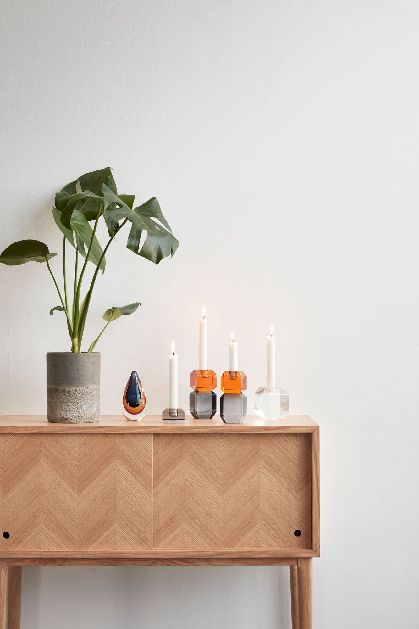Console Herringbone en bois naturel avec portes coulissantes