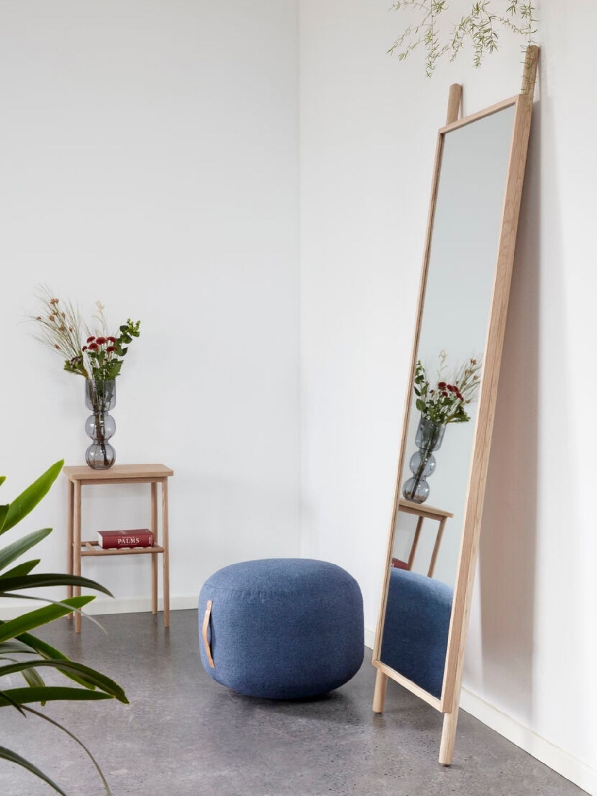 Pouf en laine avec une lanière en cuir Ø70 cm, Mochi
