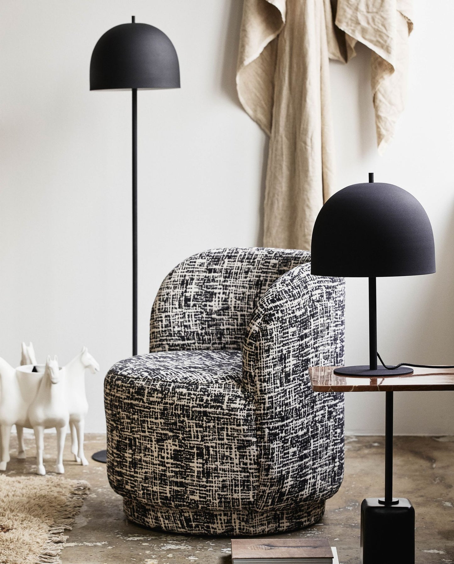 Fauteuil BOMU, recouvert de tissu noir et blanc