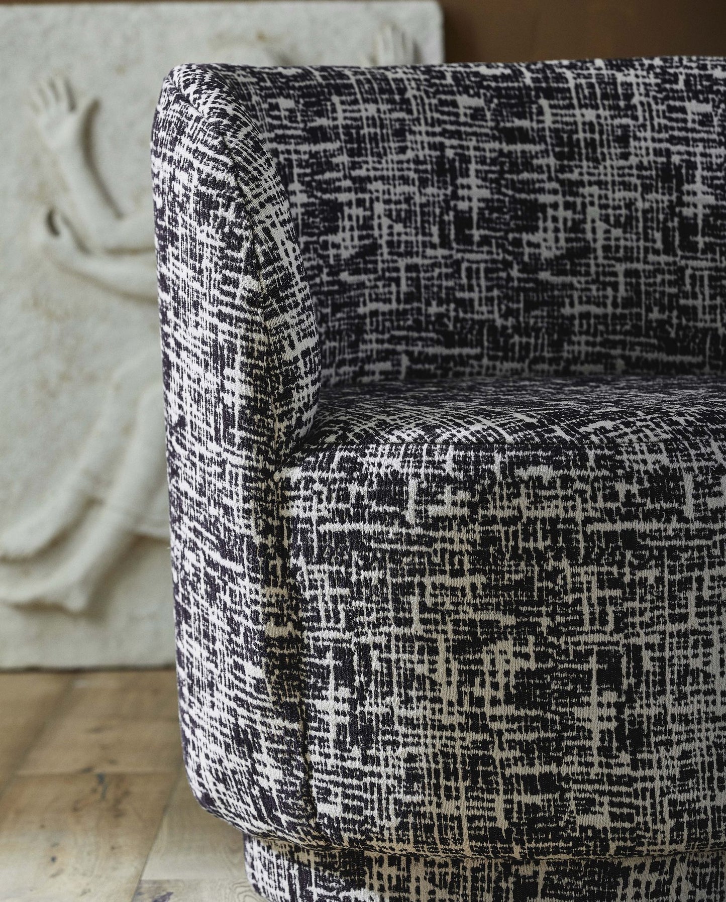 Fauteuil BOMU, recouvert de tissu noir et blanc