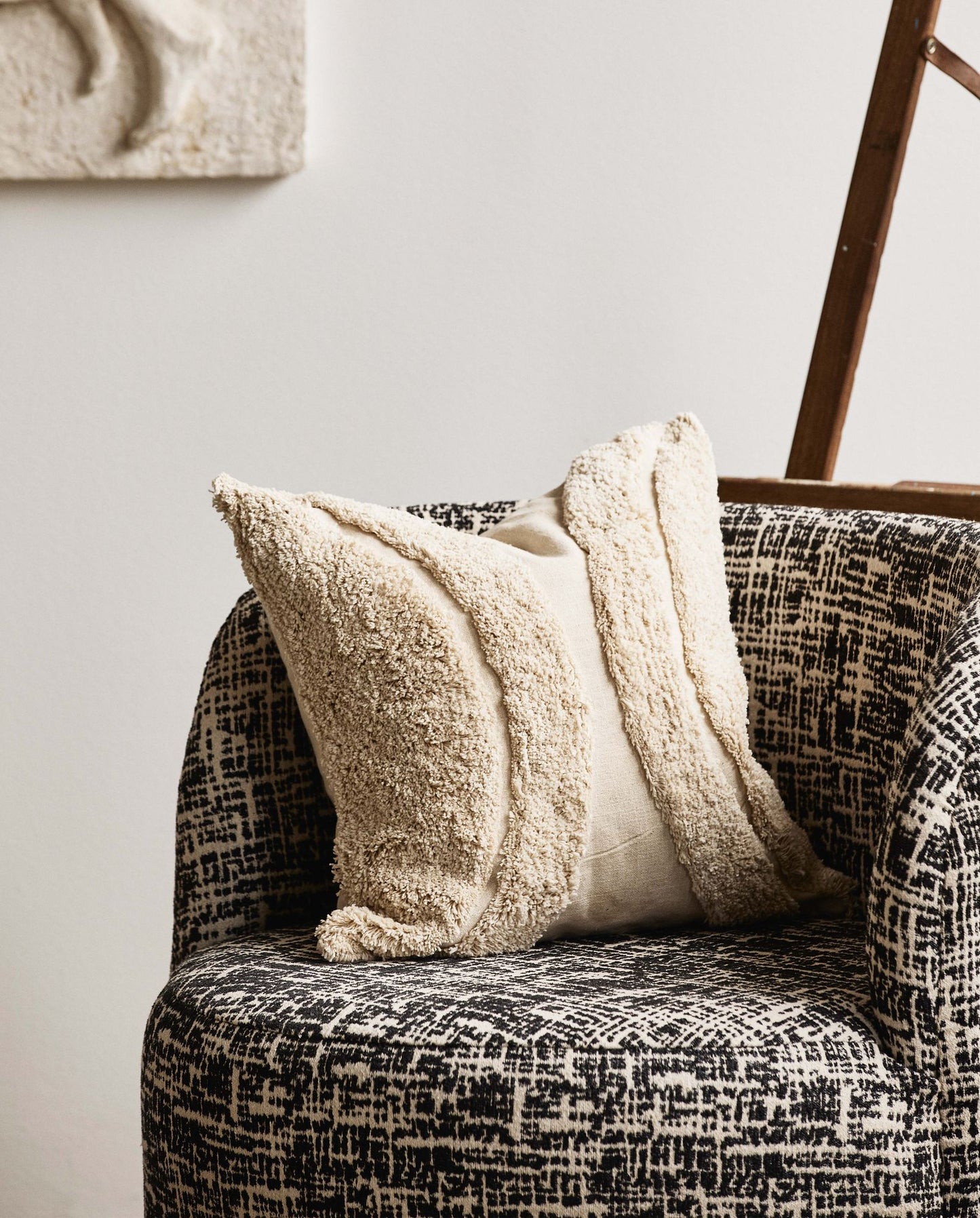 Fauteuil BOMU, recouvert de tissu noir et blanc