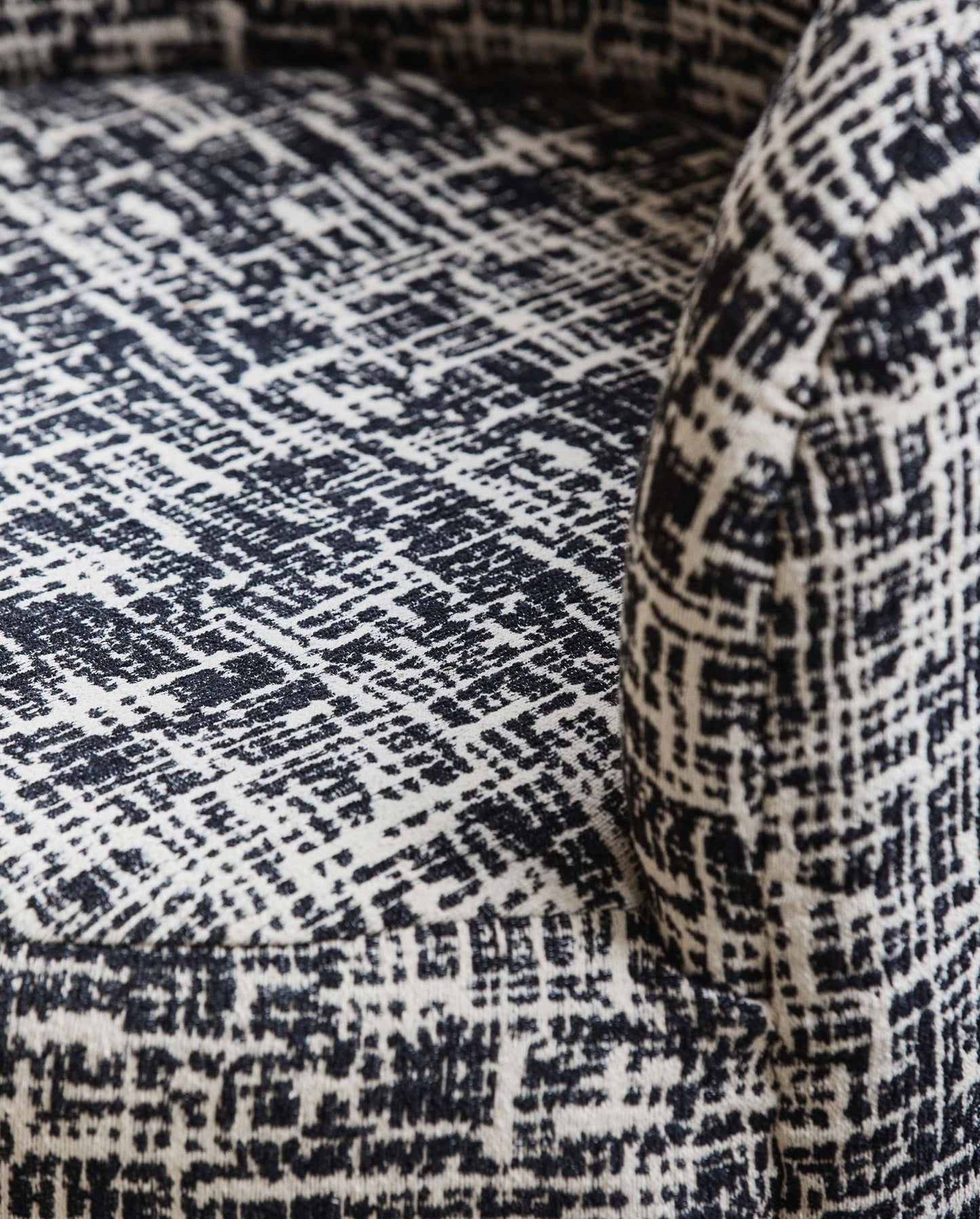 Fauteuil BOMU, recouvert de tissu noir et blanc
