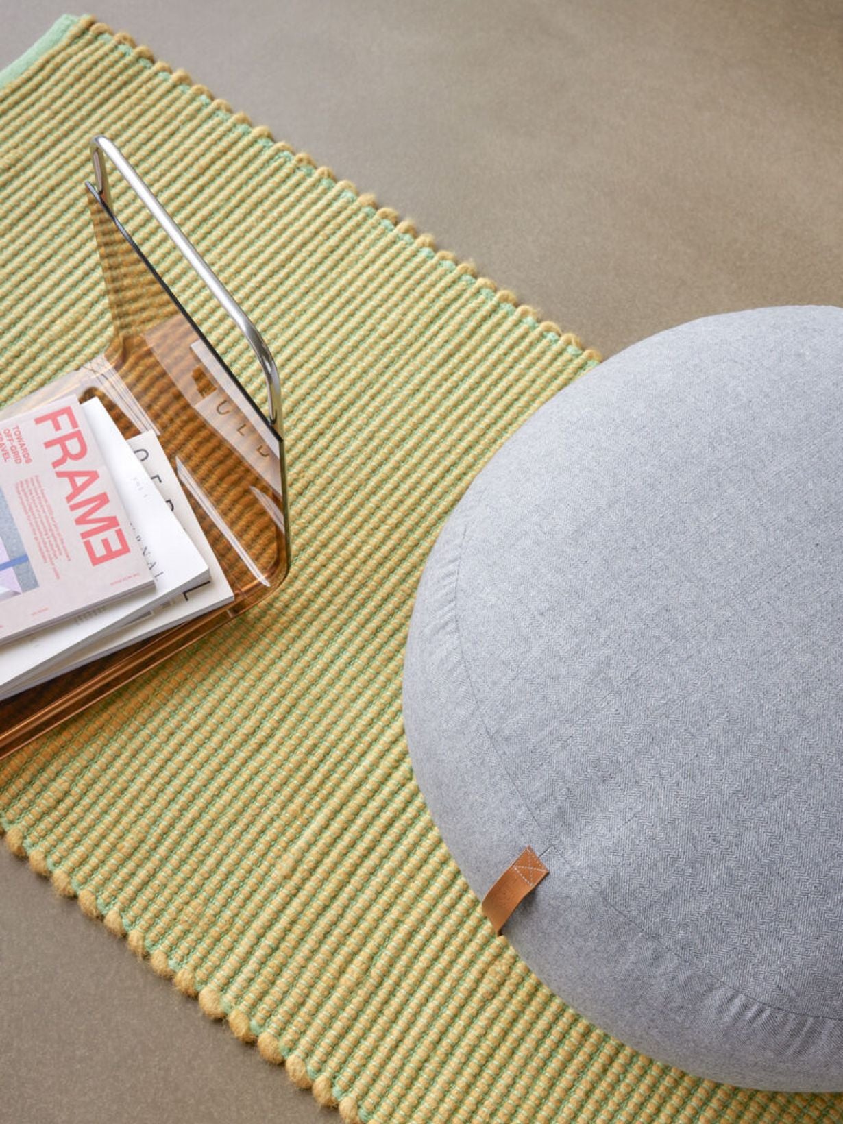 Pouf en laine avec une lanière en cuir Ø70 cm, Mochi