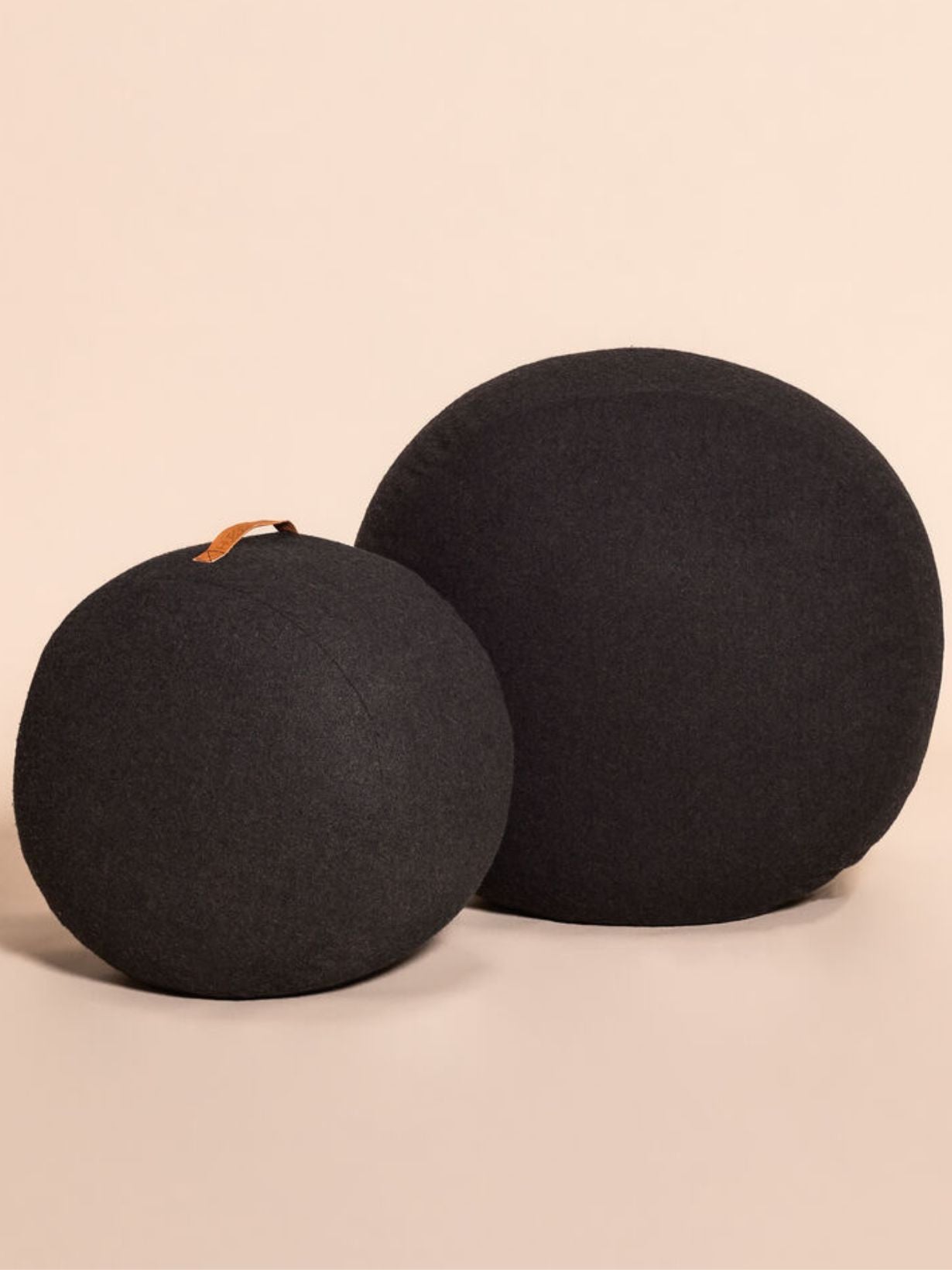 Pouf en laine avec une lanière en cuir Ø70 cm, Mochi