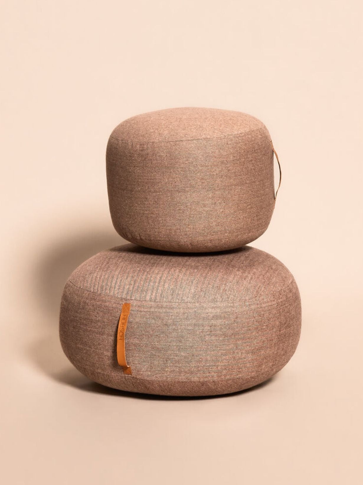 Pouf en laine avec une lanière en cuir Ø70 cm, Mochi