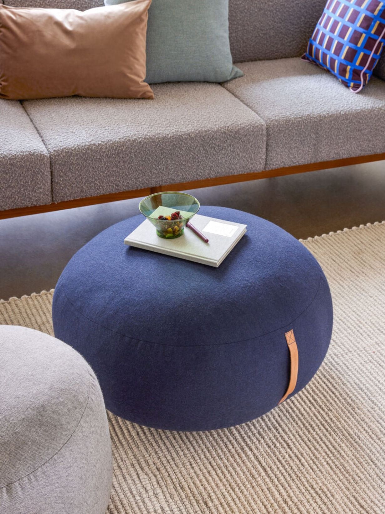 Pouf en laine avec une lanière en cuir Ø70 cm, Mochi