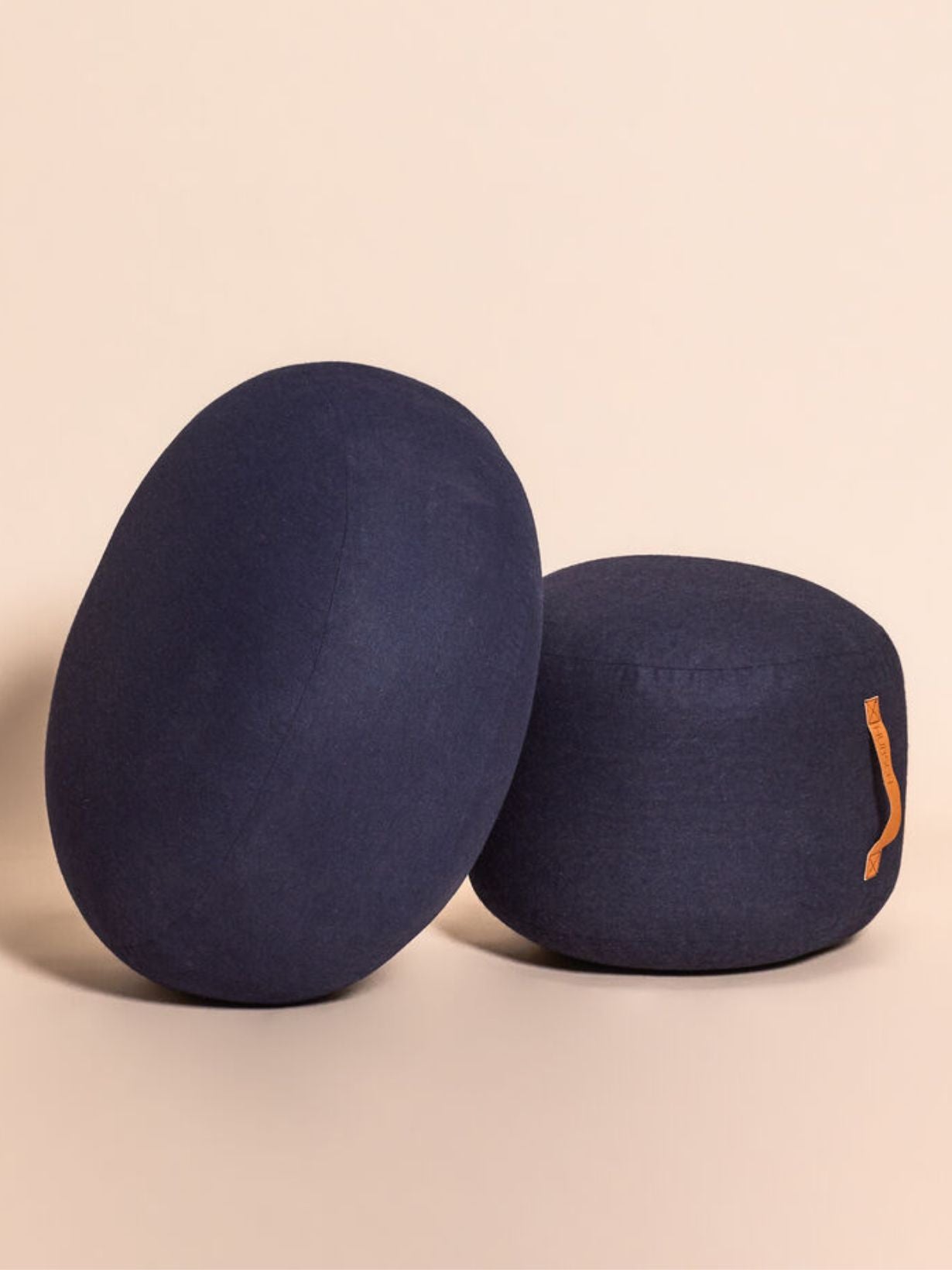 Pouf en laine avec une lanière en cuir Ø70 cm, Mochi