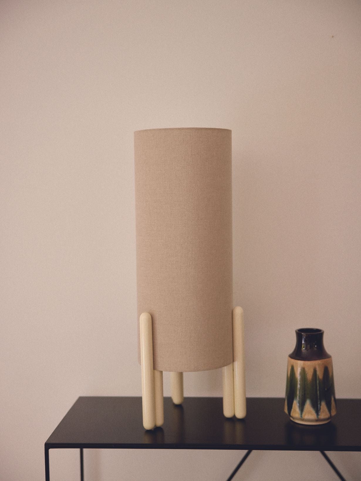 Lampe en frêne massif laquée, Colette