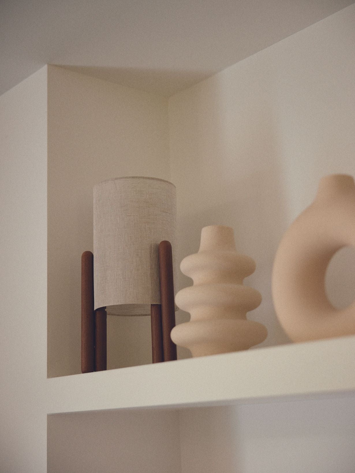Lampe en frêne massif laquée, Colette