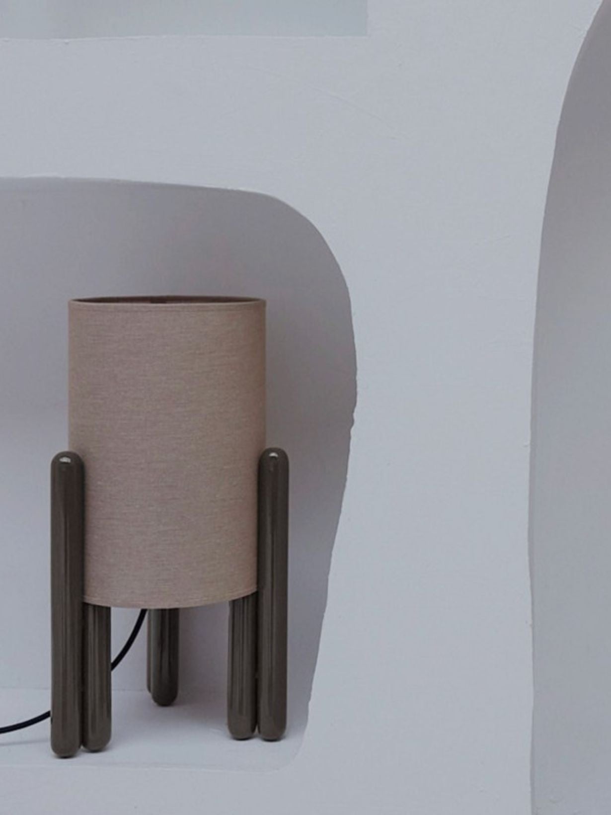 Lampe en frêne massif laquée, Colette