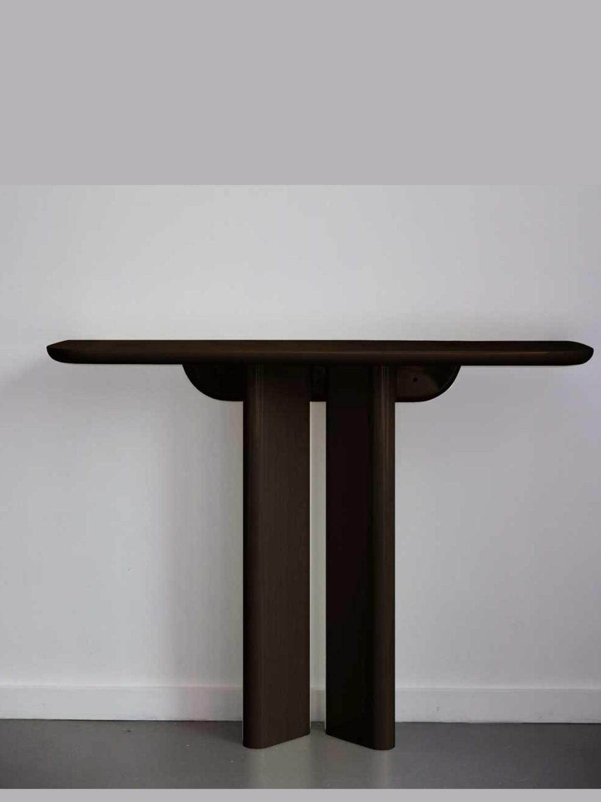Console en bois vernis, Lou