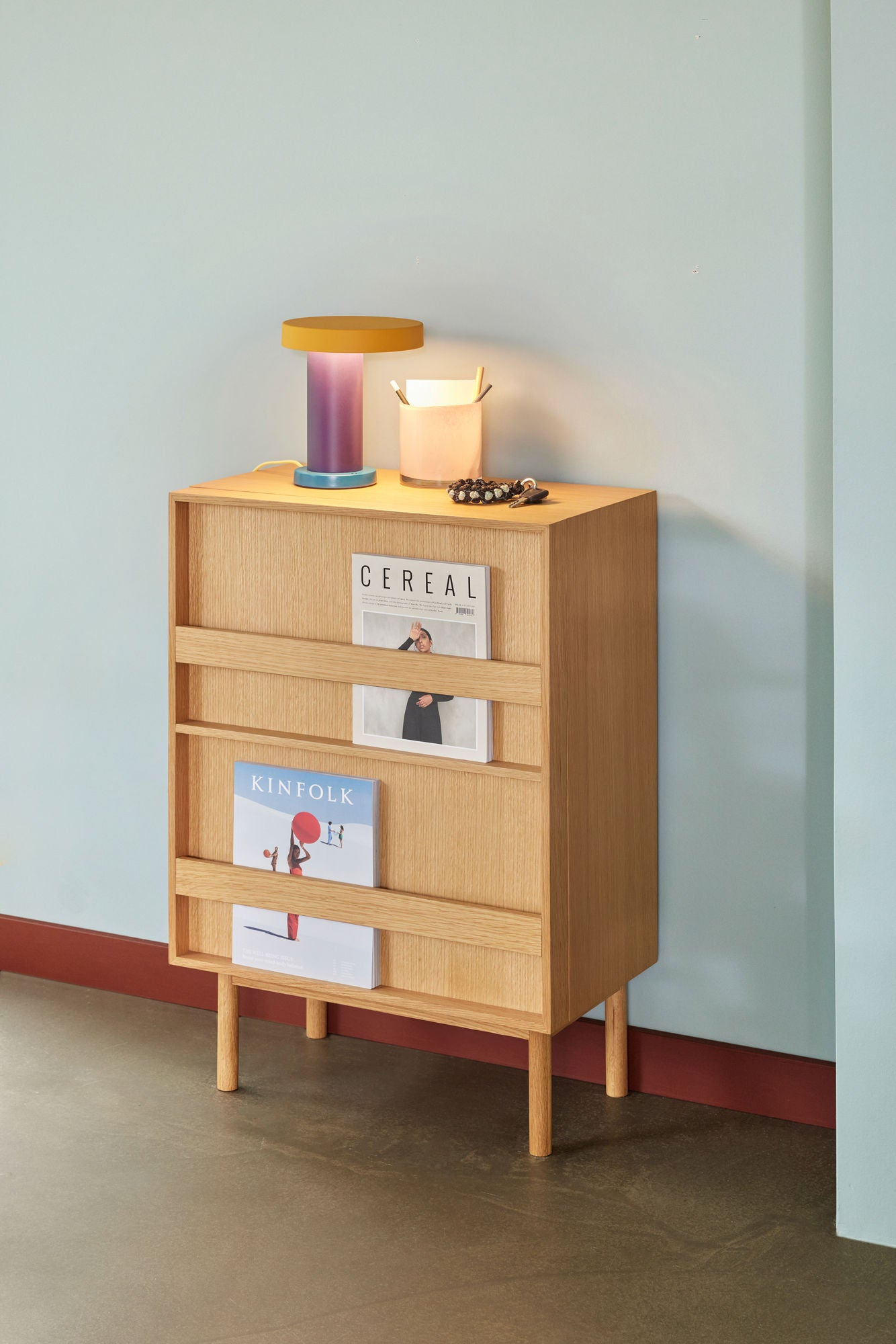 Commode en bois de chêne naturel et porte revue