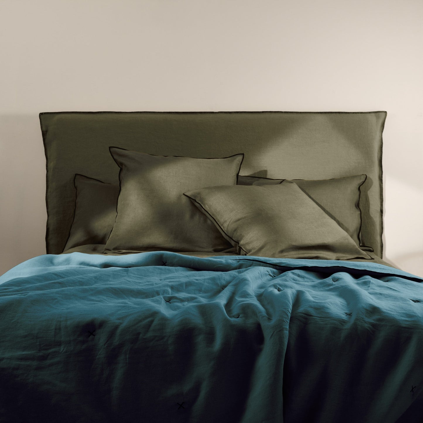Couvre-lit matelassé CARLINA pétrole et bourdon noir