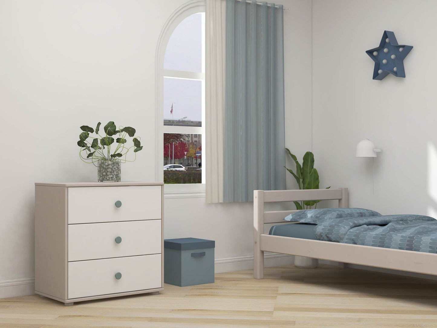 Commode trois tiroirs avec pieds, collection Classique