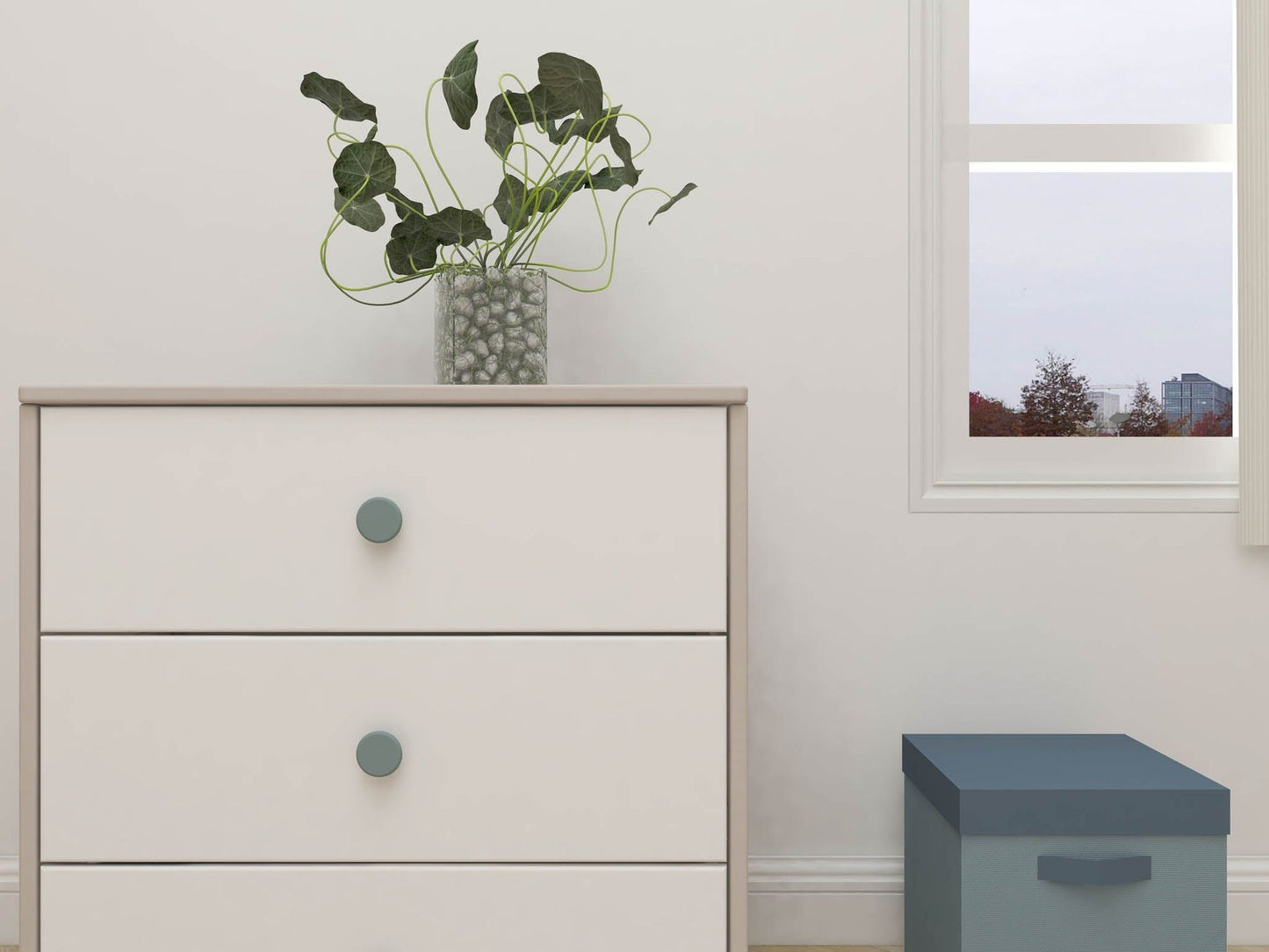 Commode trois tiroirs avec pieds, collection Classique