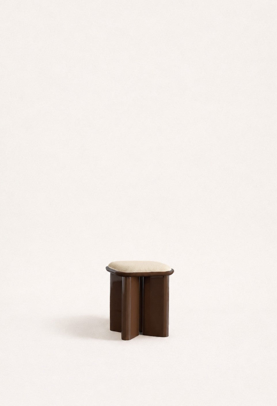 Pouf en bois laqué et tissu bouclette, Lazare