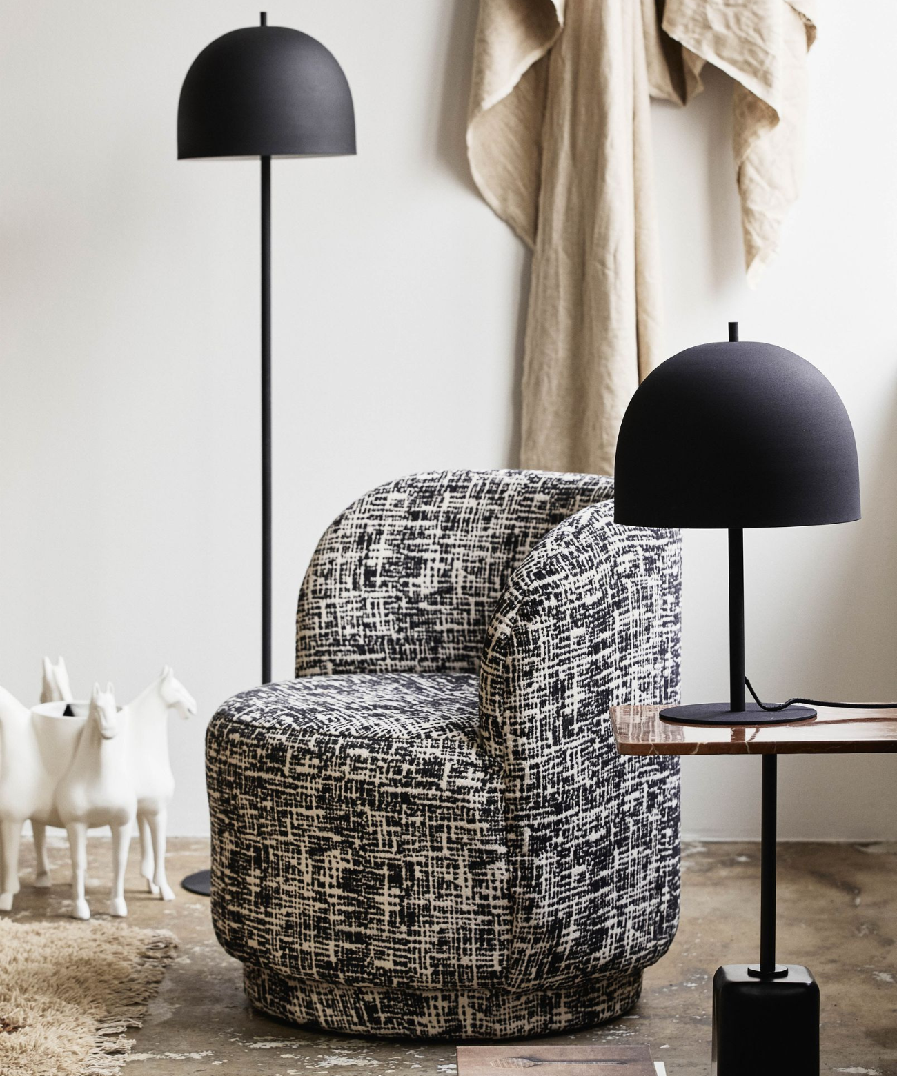 Fauteuil BOMU, recouvert de tissu noir et blanc