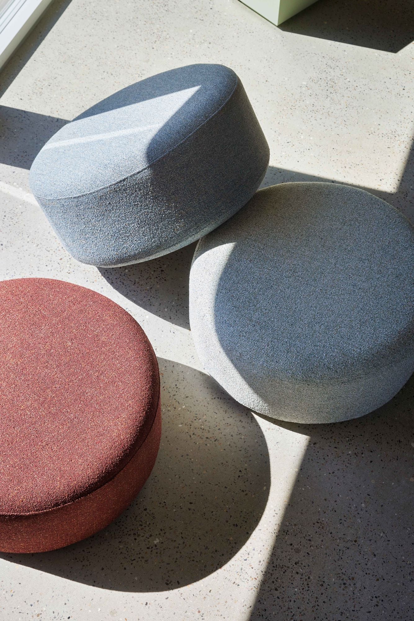 Pouf Marshmellow gris foncé Hübsch, design scandinave grand format