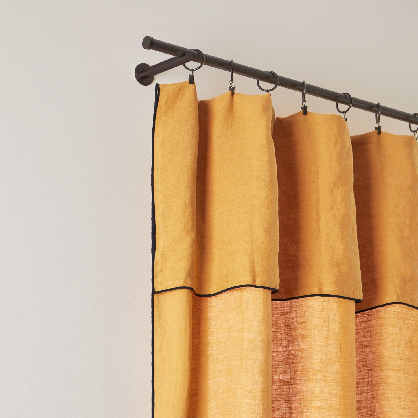 Rideau panneau CARLINA ocre et bourdon noir