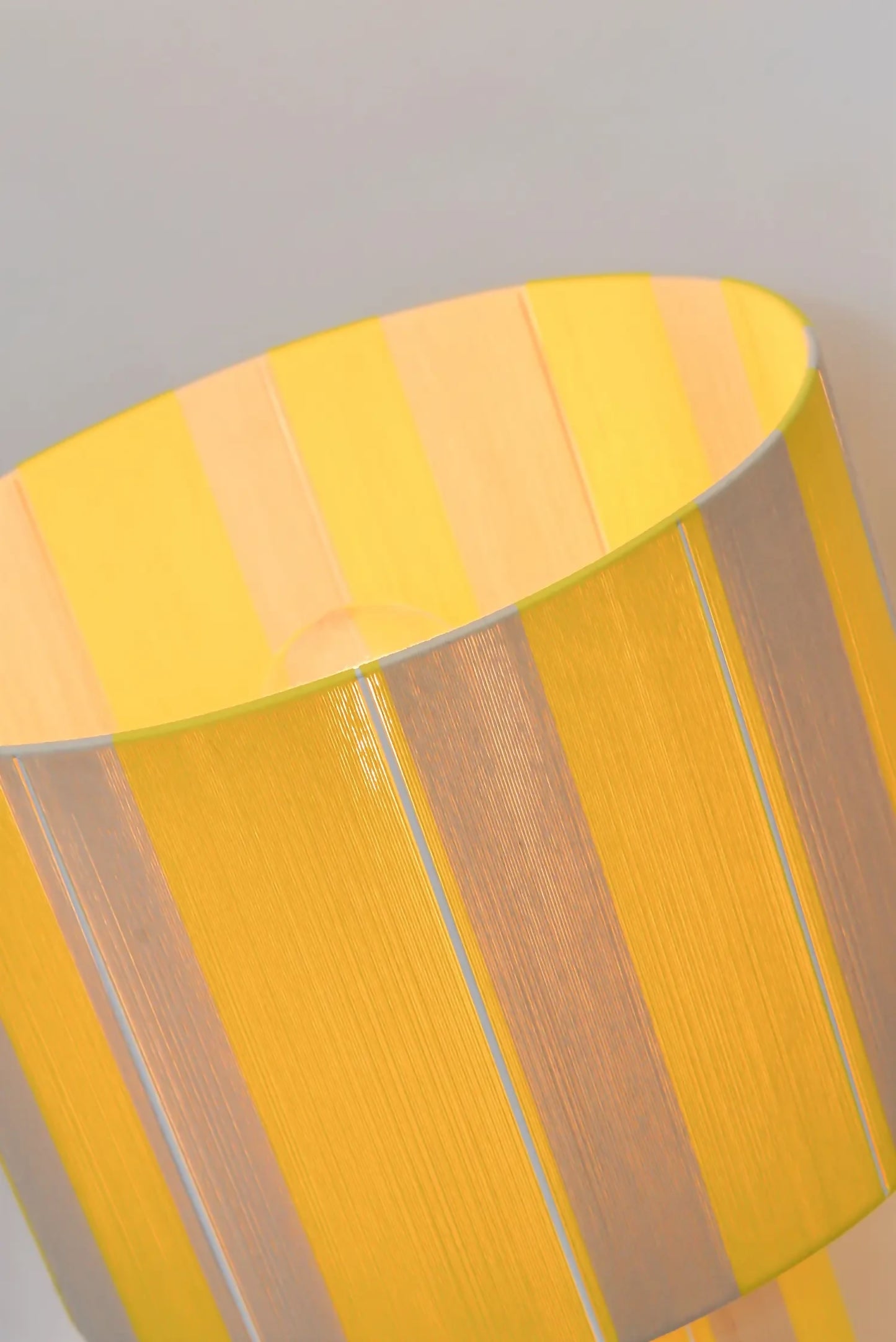 Lampe à poser "L'Elégante" -édition "Riviera acidulée" jaune