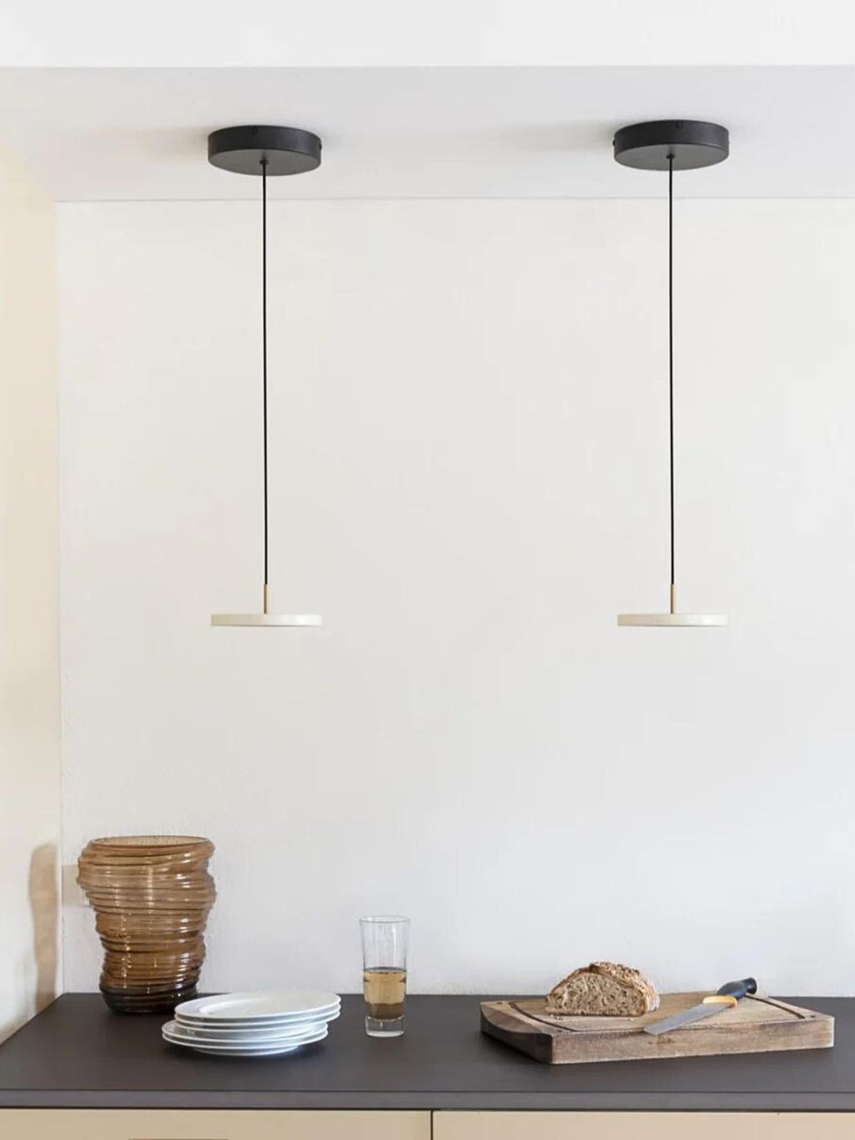 Suspension LED blanc perle avec détail en laiton, Asteria