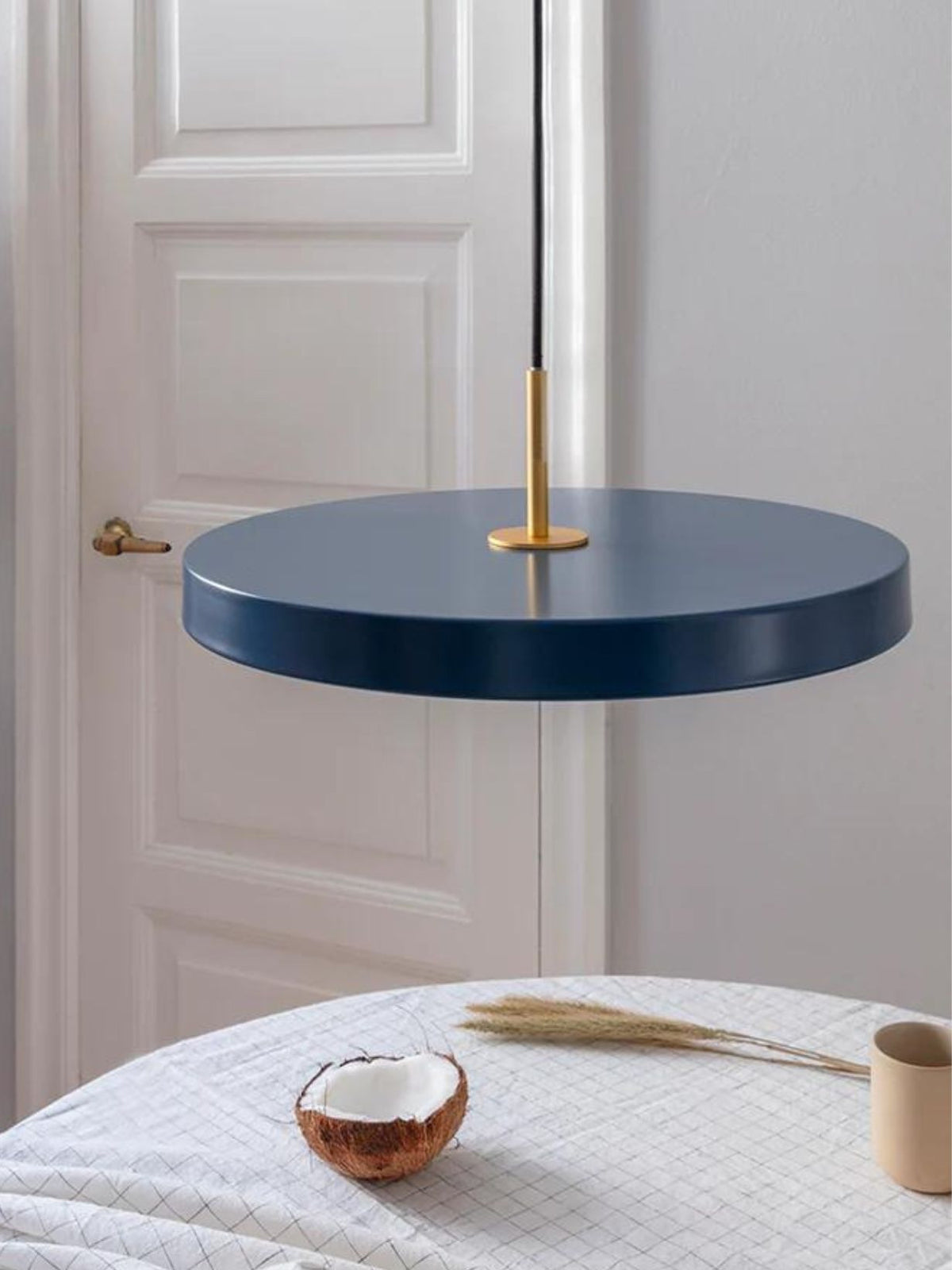 Suspension LED bleu pétrole avec détail en laiton, Asteria