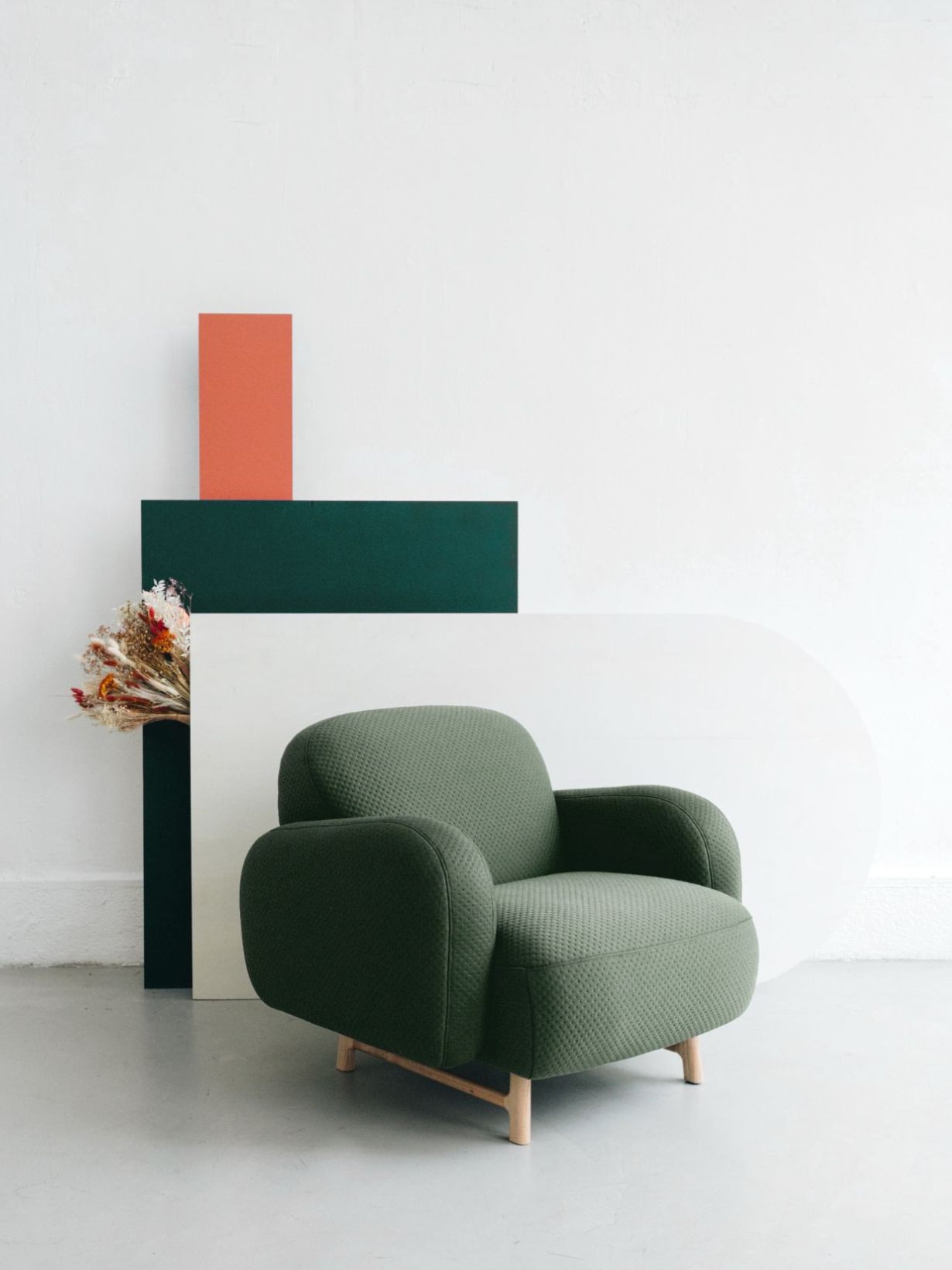 Fauteuil en bois massif recouvert de tissu, Auguste