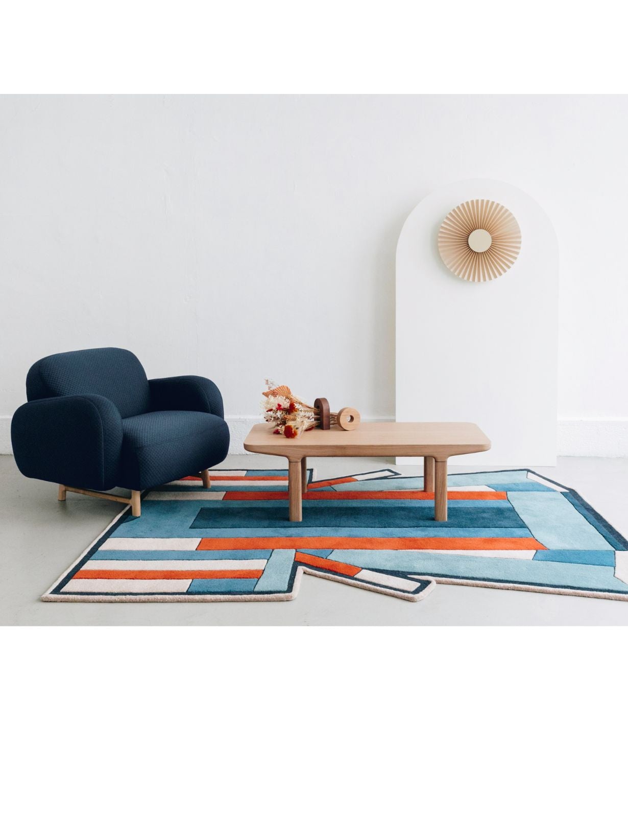 Fauteuil en bois massif recouvert de tissu, Auguste