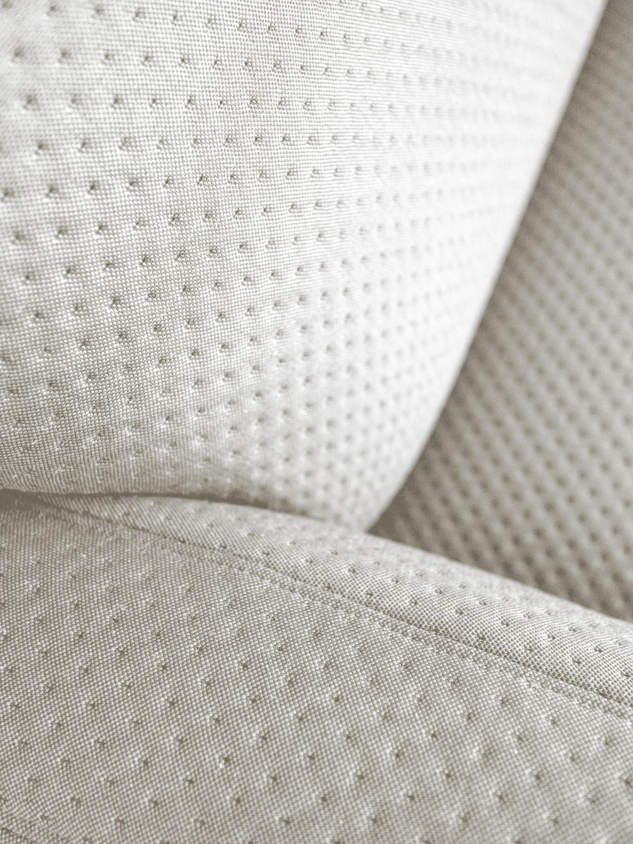 Fauteuil en bois massif recouvert de tissu, Auguste
