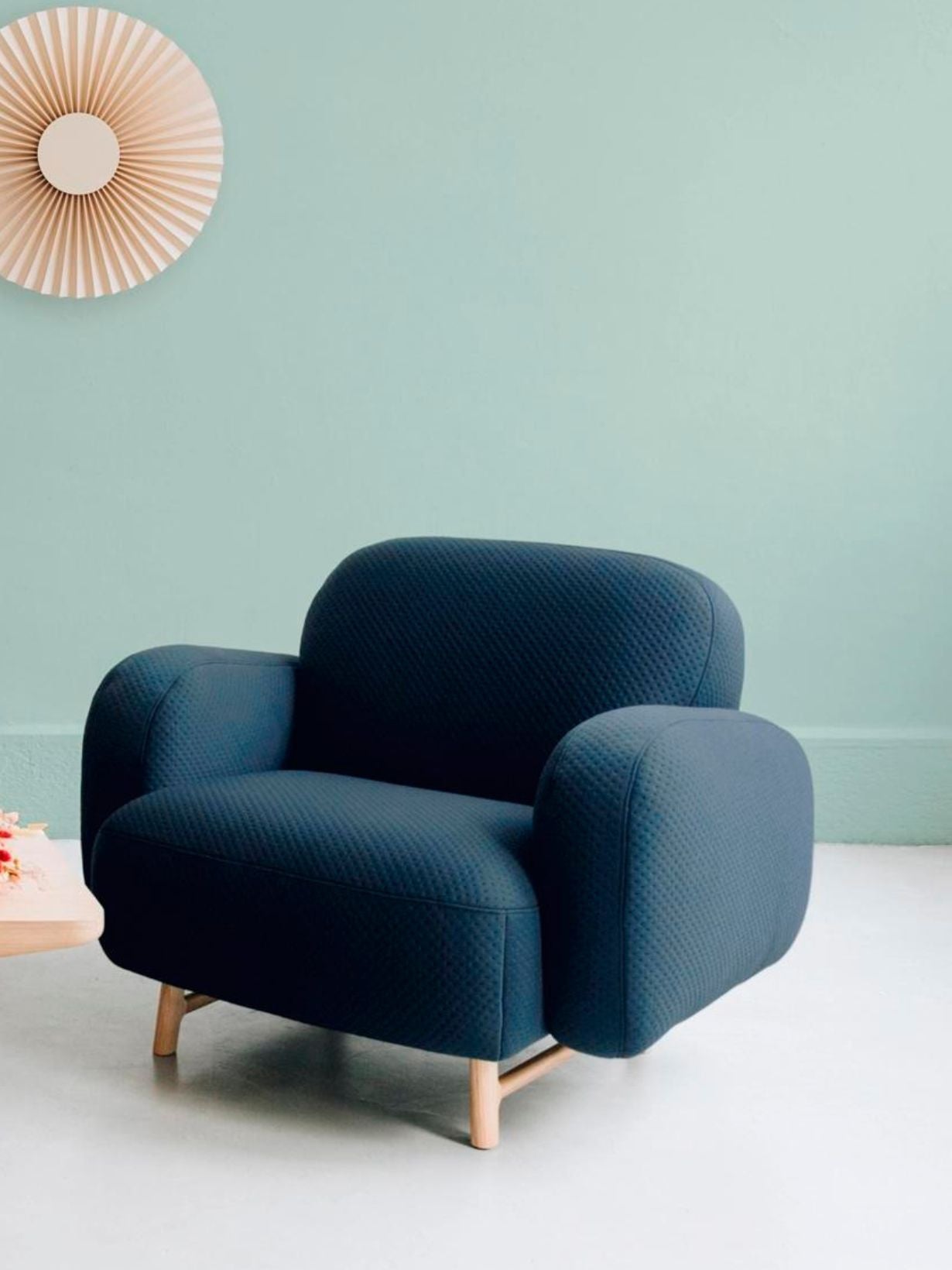 Fauteuil en bois massif recouvert de tissu, Auguste