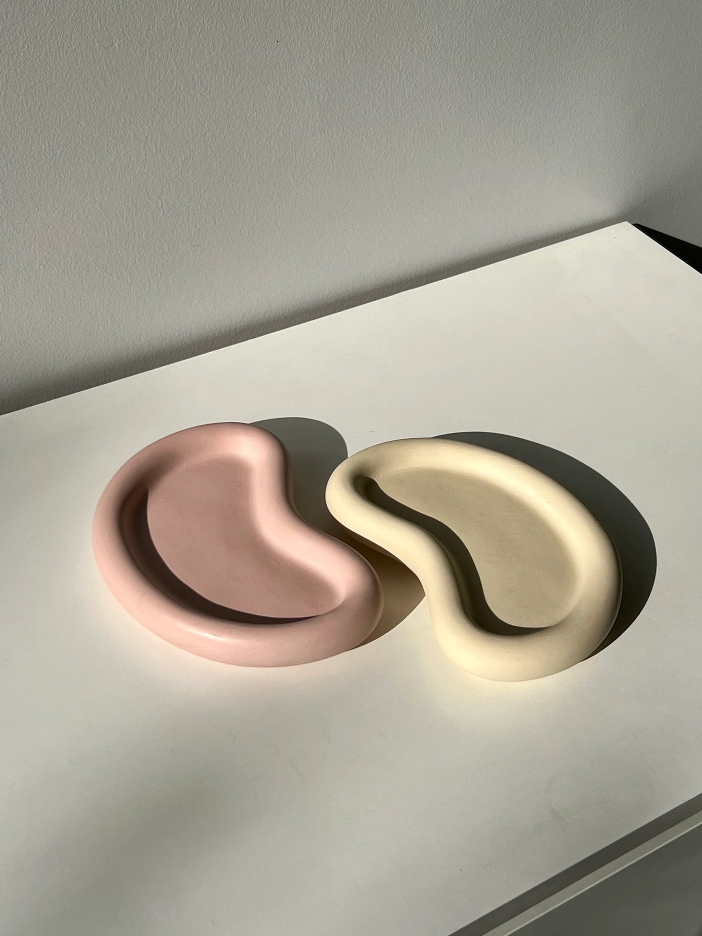 Plateau en jesmonite "Wavy"