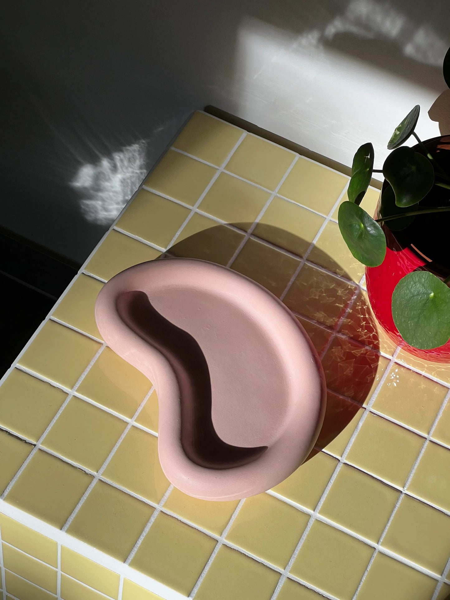 Plateau en jesmonite "Wavy"