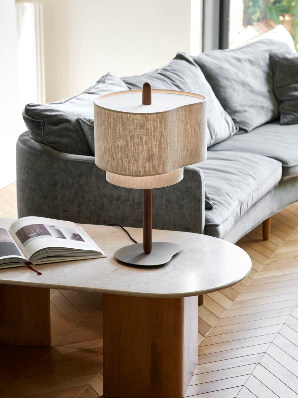 Lampe en bois teinté et tissu crème, Pebble