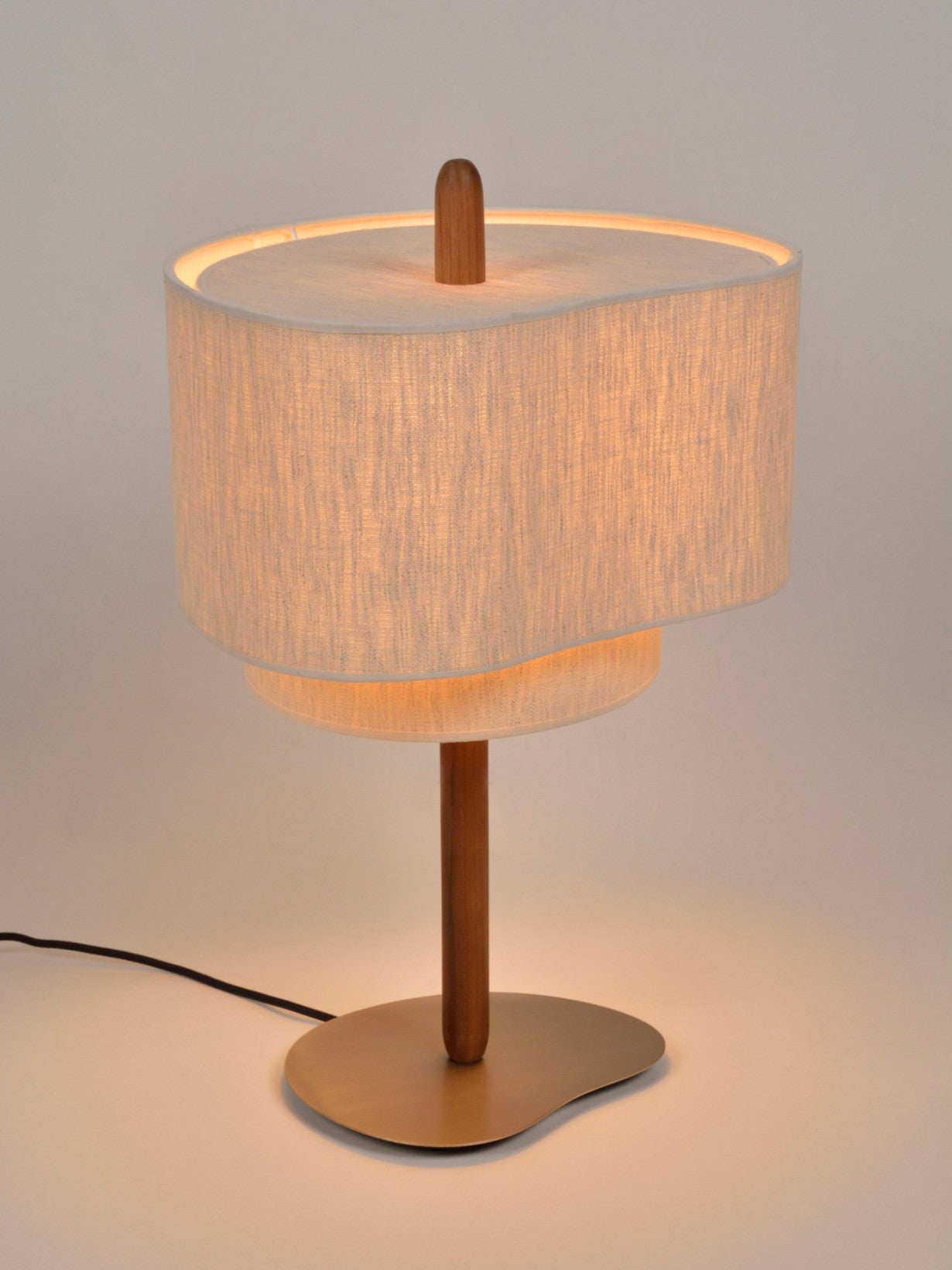 Lampe en bois teinté et tissu crème, Pebble