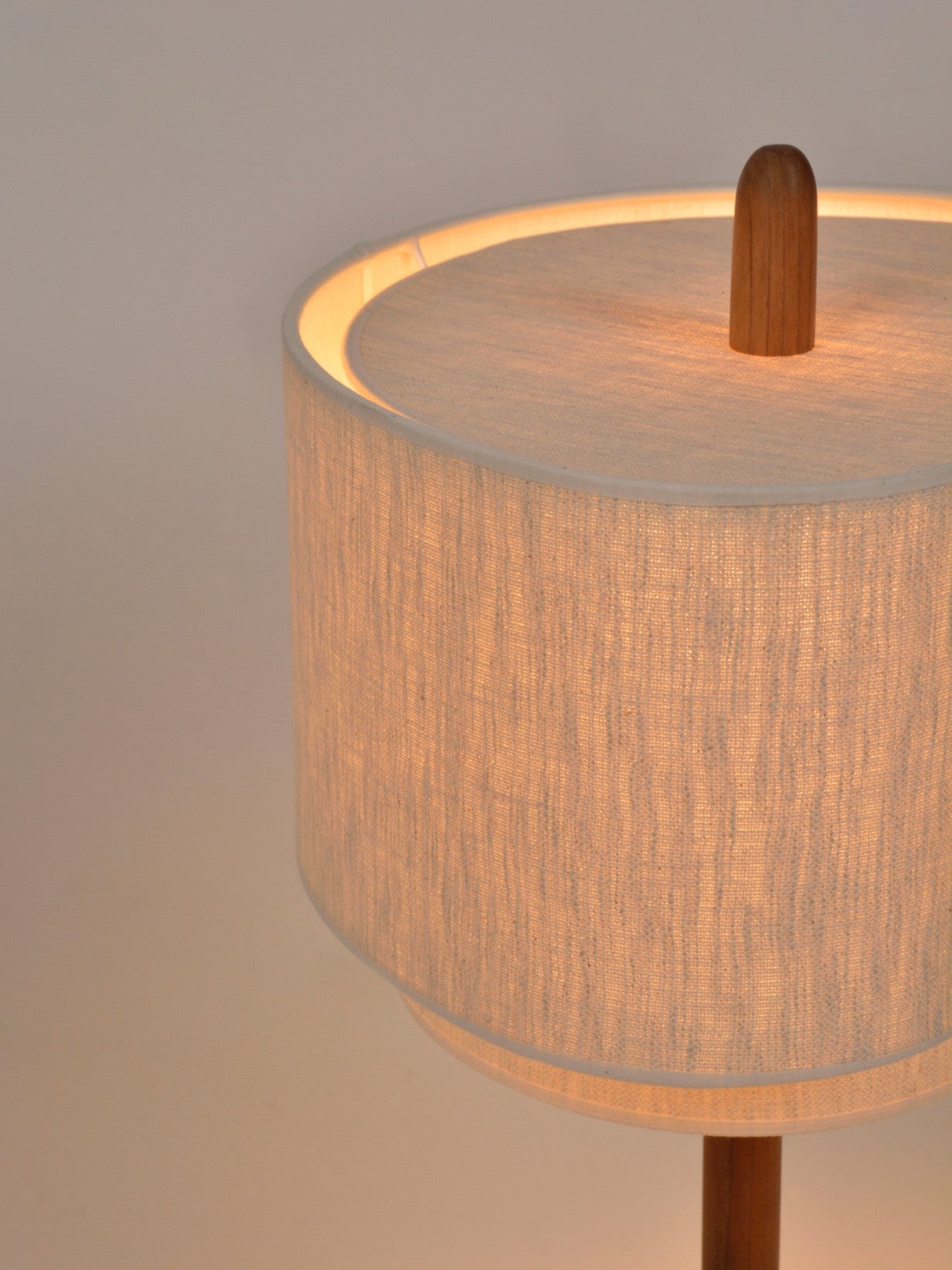 Lampe en bois teinté et tissu crème, Pebble