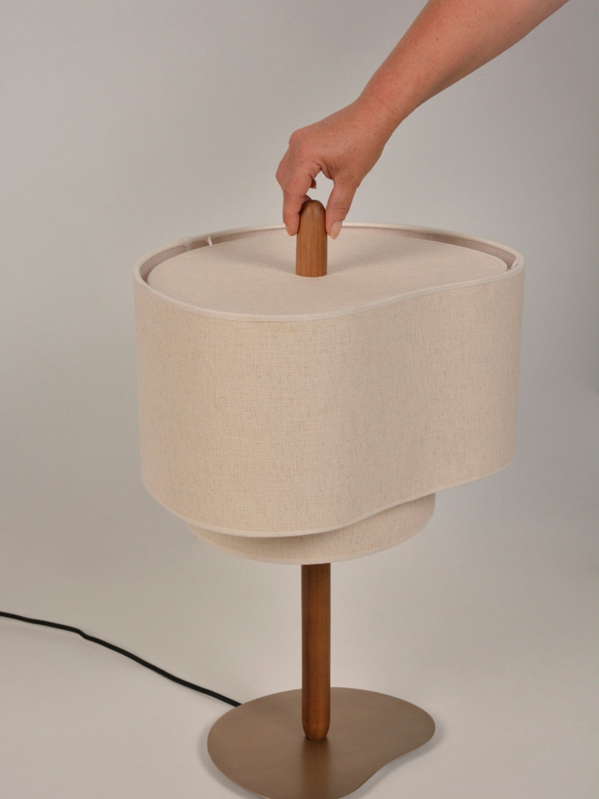 Lampe en bois teinté et tissu crème, Pebble