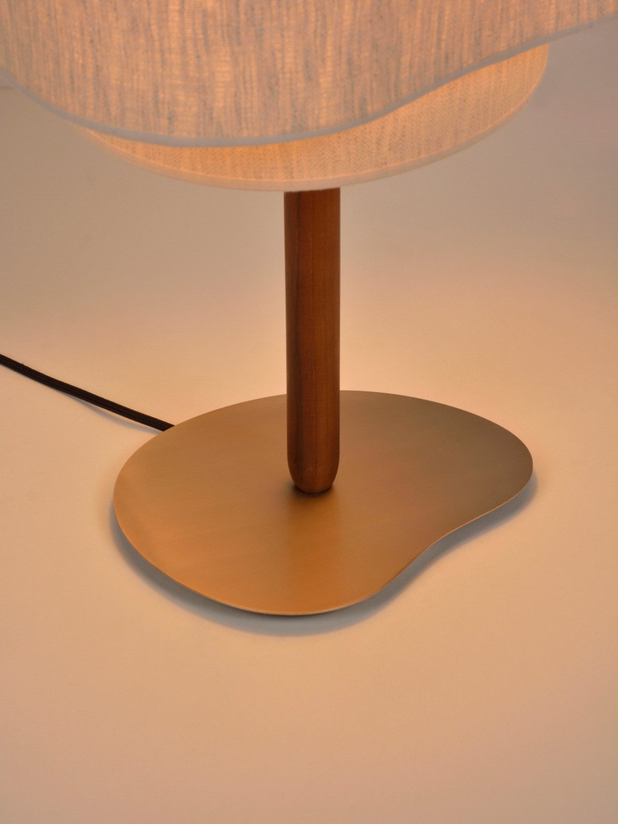 Lampe en bois teinté et tissu crème, Pebble