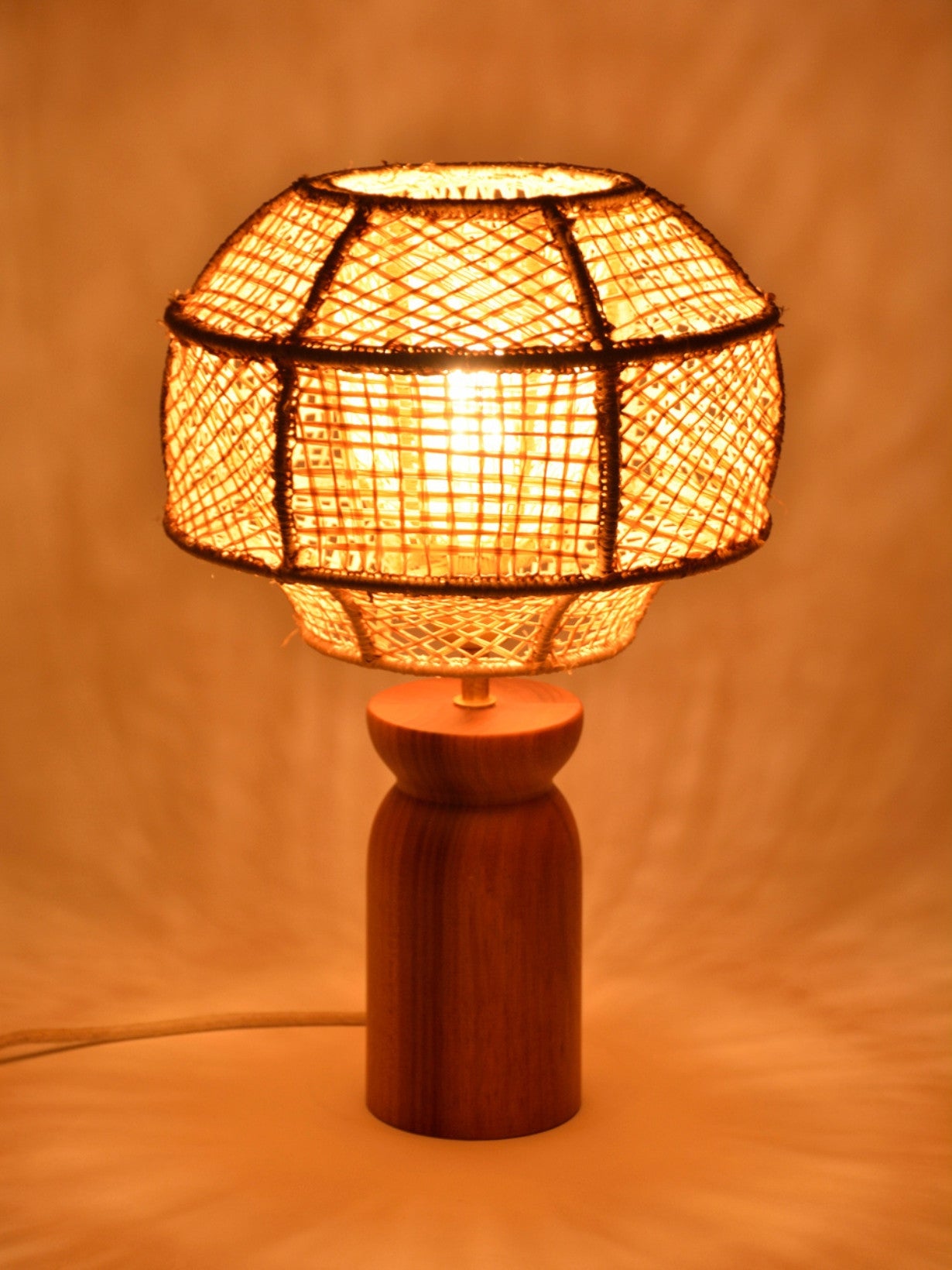 Lampe en bois et raphia naturel, Odyssée M