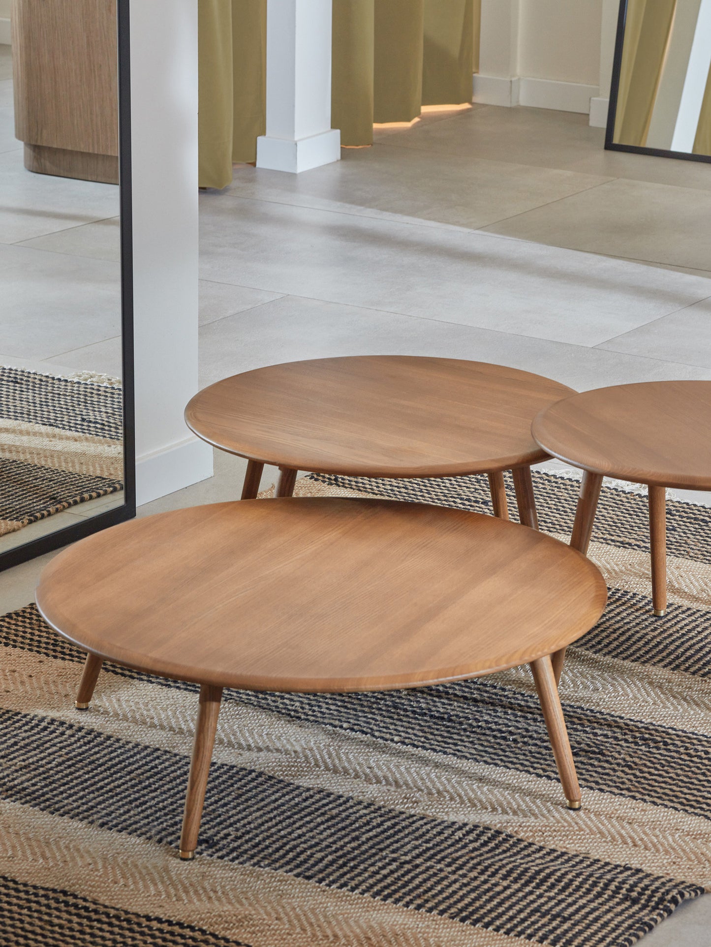 Petite table basse ronde FOX,  haute sur pieds