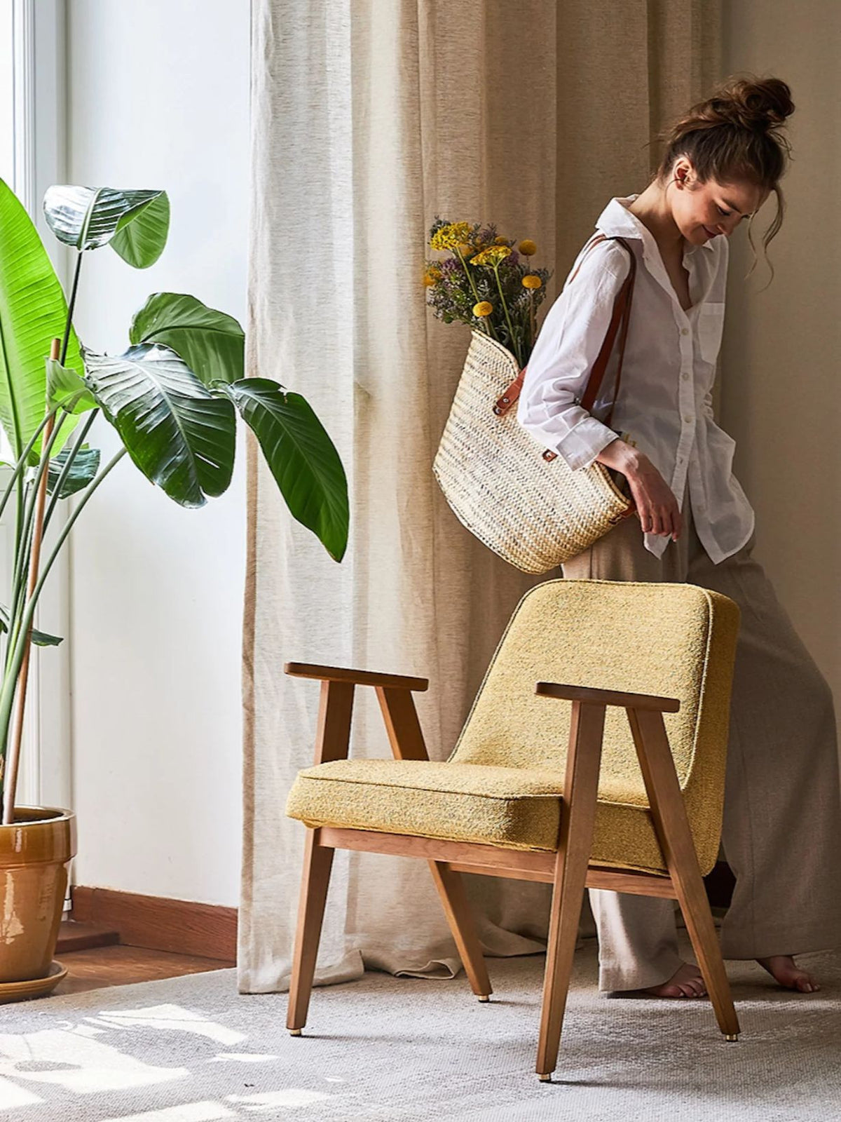 Fauteuil en chêne massif et tissu bouclette, Série 366