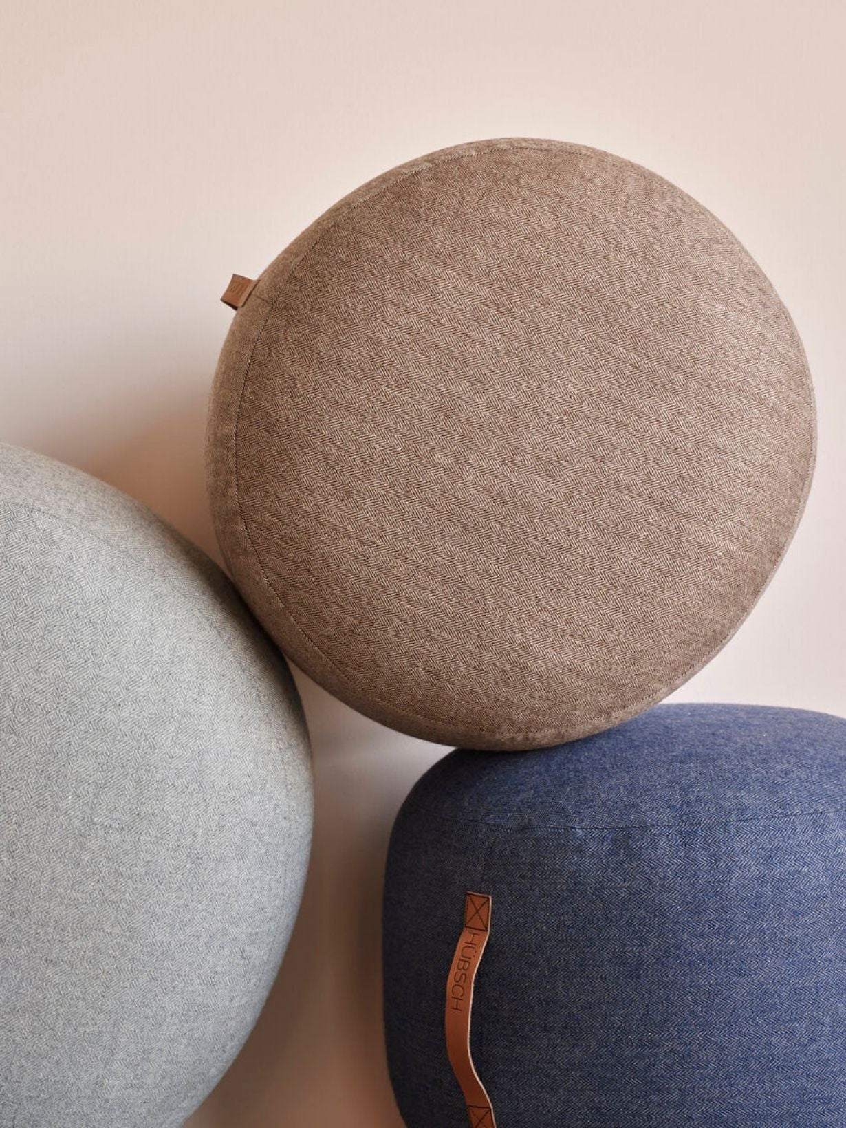 Pouf en laine avec une lanière en cuir Ø50cm, Mochi