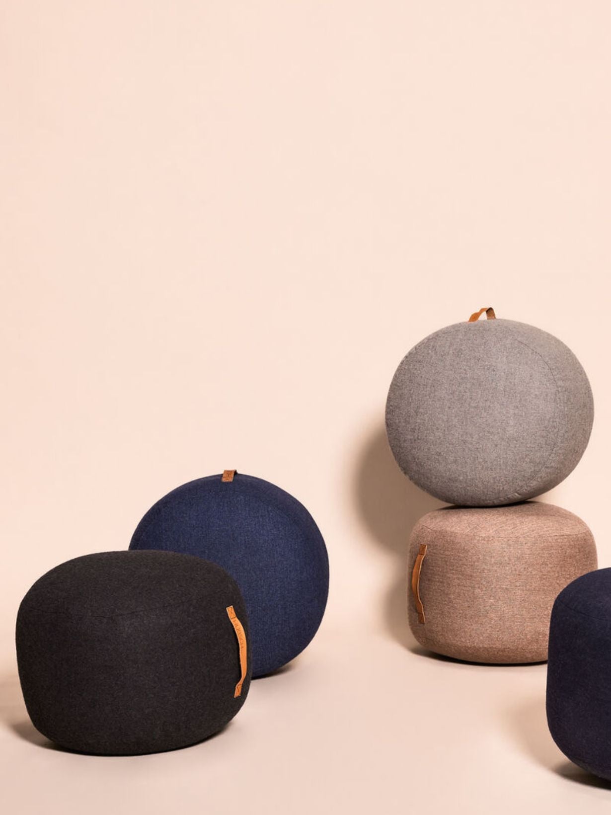 Pouf en laine avec une lanière en cuir Ø50cm, Mochi