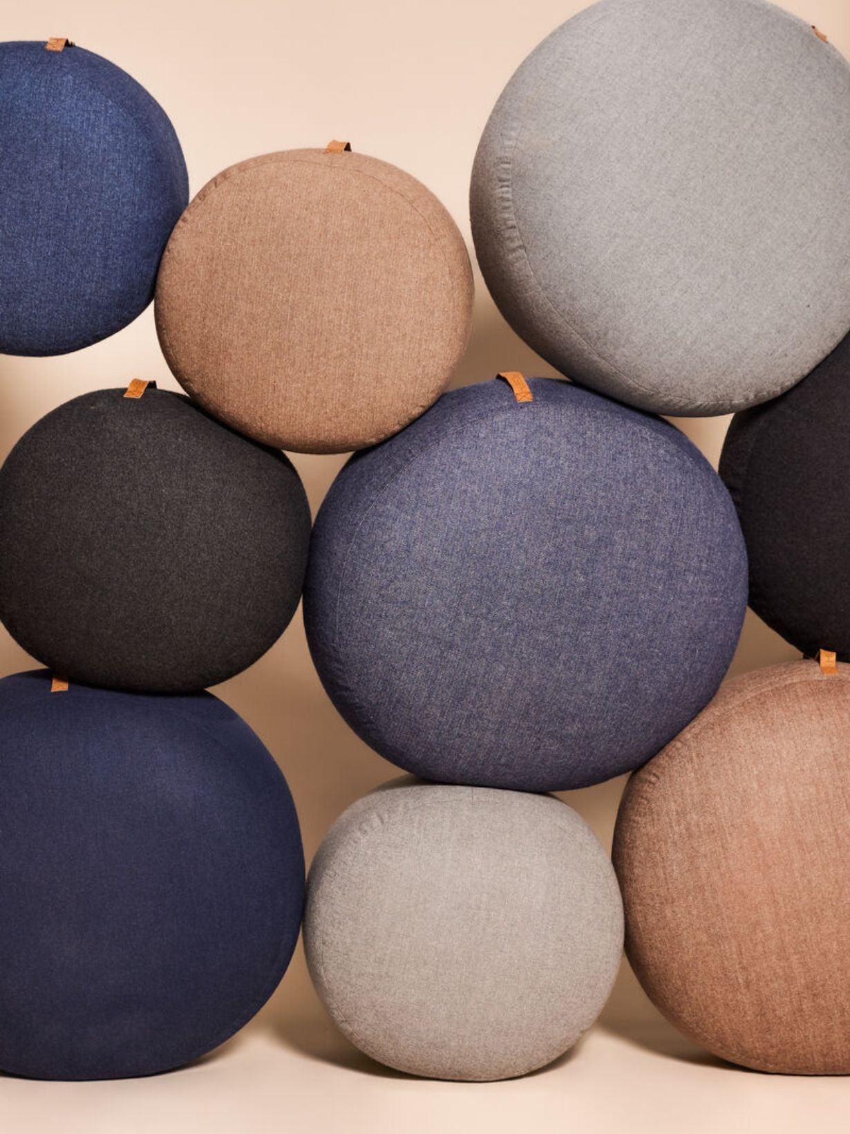 Pouf en laine avec une lanière en cuir Ø50cm, Mochi