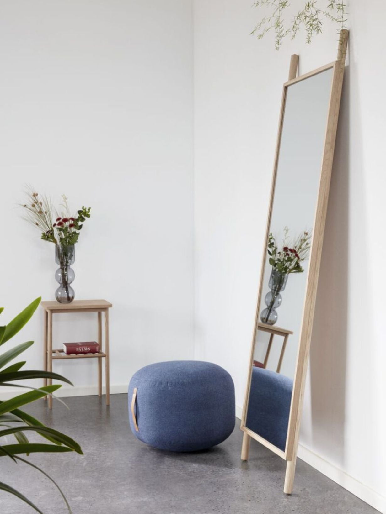 Pouf en laine avec une lanière en cuir Ø50cm, Mochi