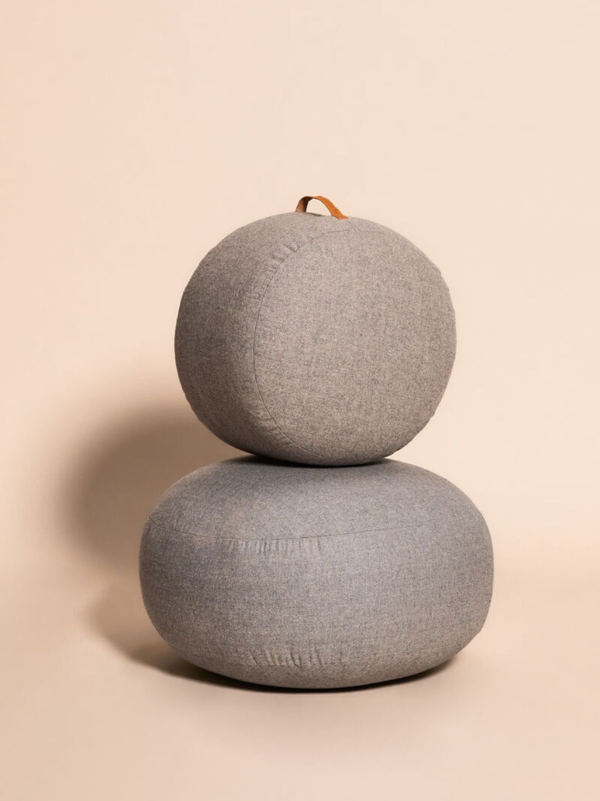 Pouf en laine avec une lanière en cuir Ø50cm, Mochi