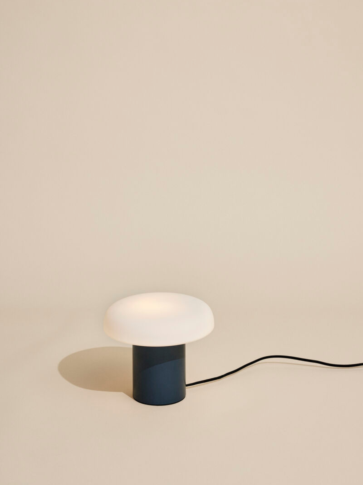 Lampe de table Ateliers, Bleu foncé/Blanc